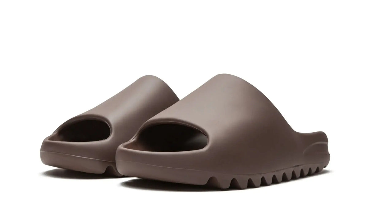 Adidas Yeezy Slide "Soot" Marrom