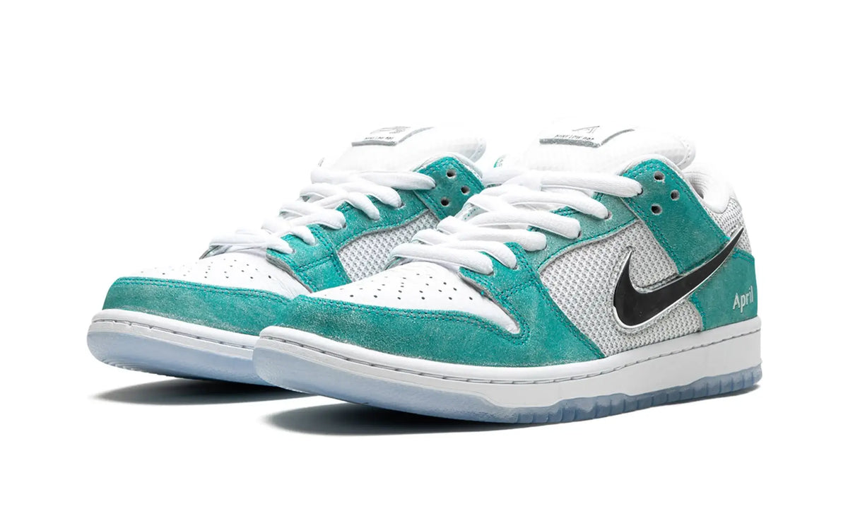 Tênis Nike Dunk Low SB x April Skateboards